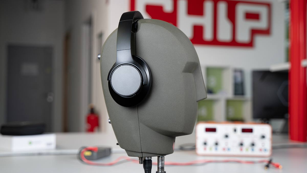 "Der Kopfhörer" im CHIP Testcenter auf dem Modellkopf